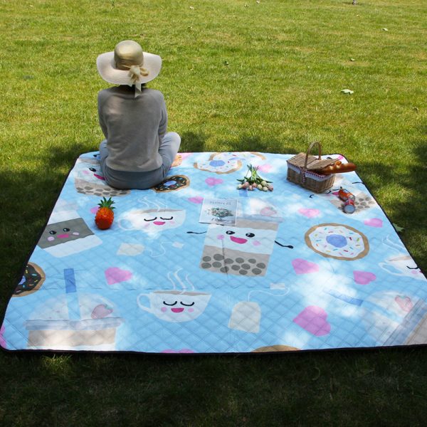 Moisture-proof, tear-resistant, odor-free, machine washable picnic mat