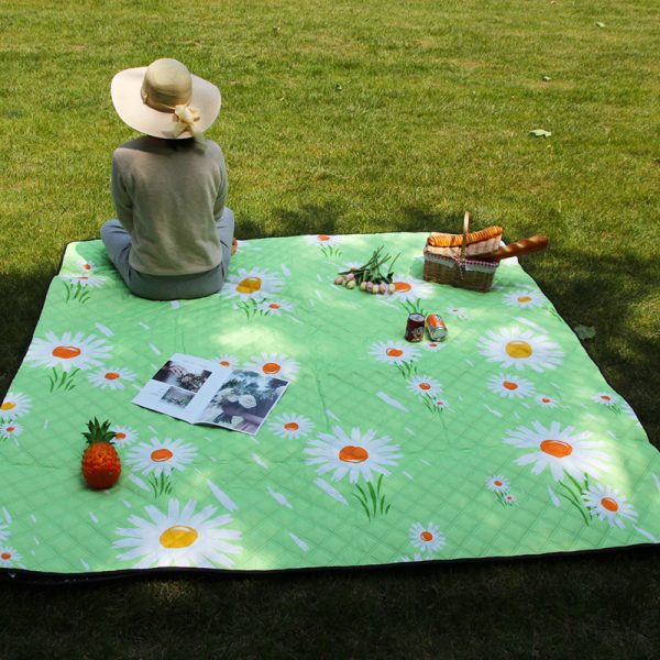 Moisture-proof, tear-resistant, odor-free, machine washable picnic mat