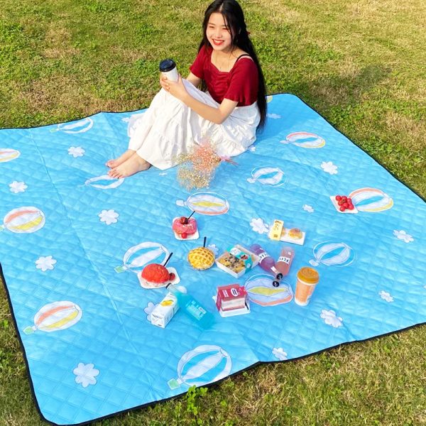 Moisture-proof, tear-resistant, odor-free, machine washable picnic mat