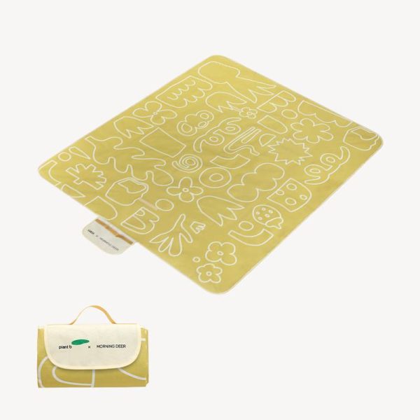 Waterproof and stain-resistant child-friendly beach picnic mat made of safe material