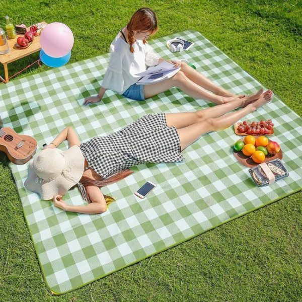 Green thickened spring outing picnic mat, portable and soft